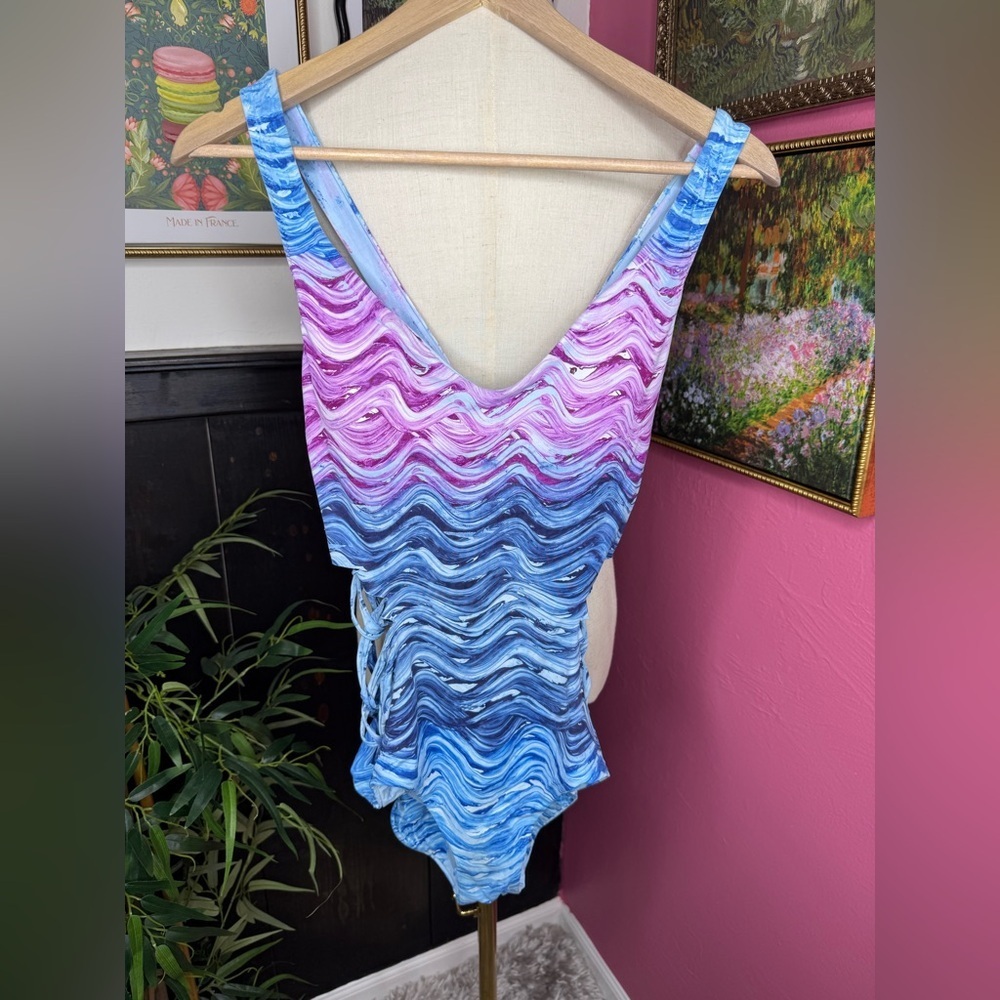 BECCA Cosmic Wavy Tie Dye Print Crisscross Side One Piece Swimsuit Sz Large
